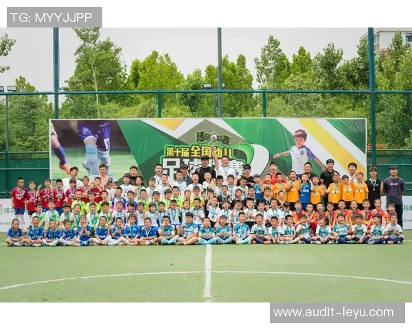 足球是坚强的象征勇气与坚持的精神力量在绿茵场上绽放光芒